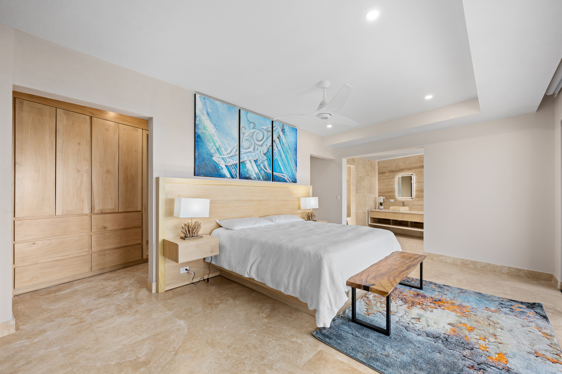 En Venta: Flamingo House ¡Viva el Lujo Frente al Mar!