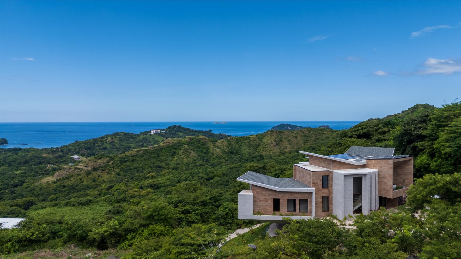 En Venta: Flamingo House ¡Viva el Lujo Frente al Mar!