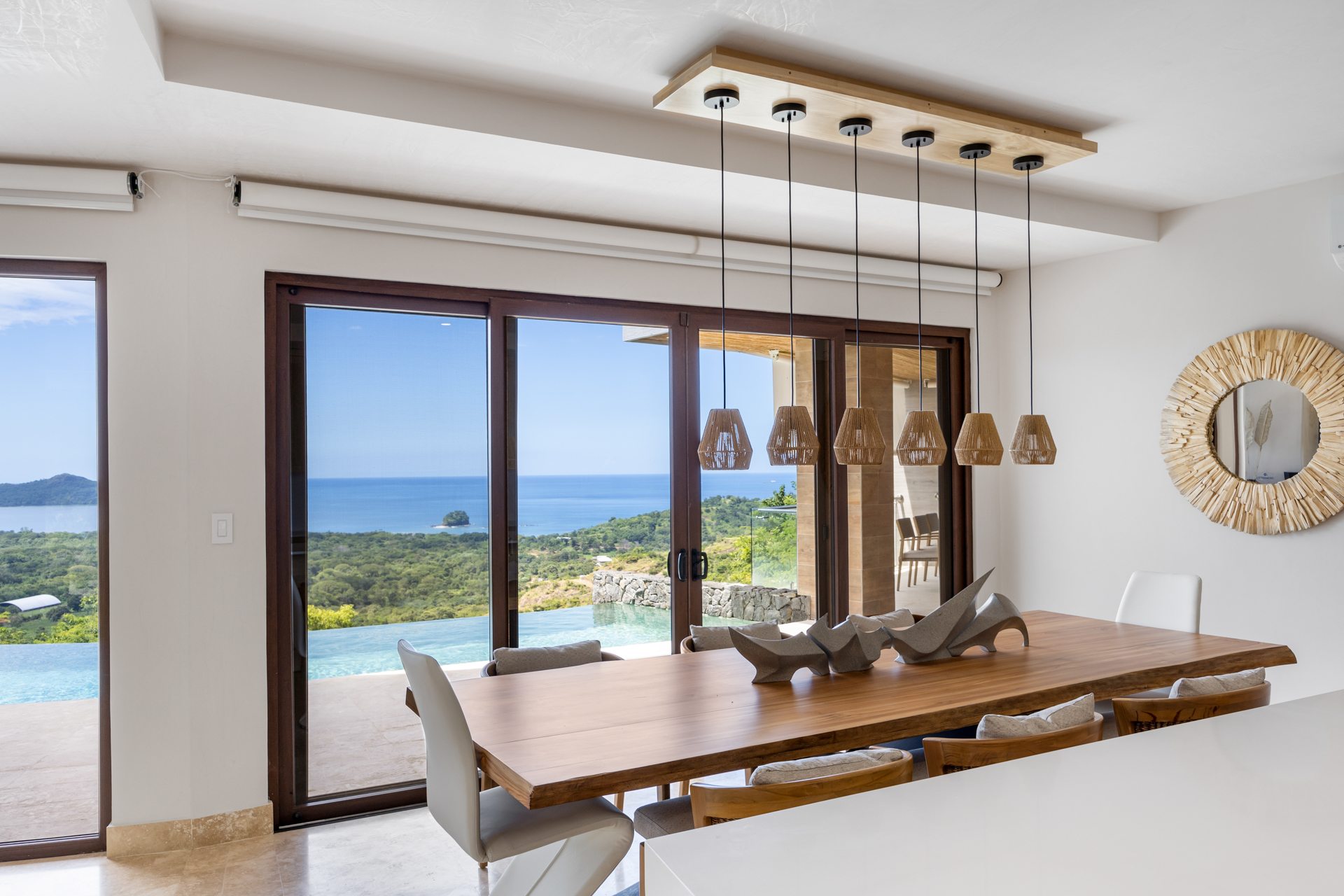 En Venta: Flamingo House ¡Viva el Lujo Frente al Mar!
