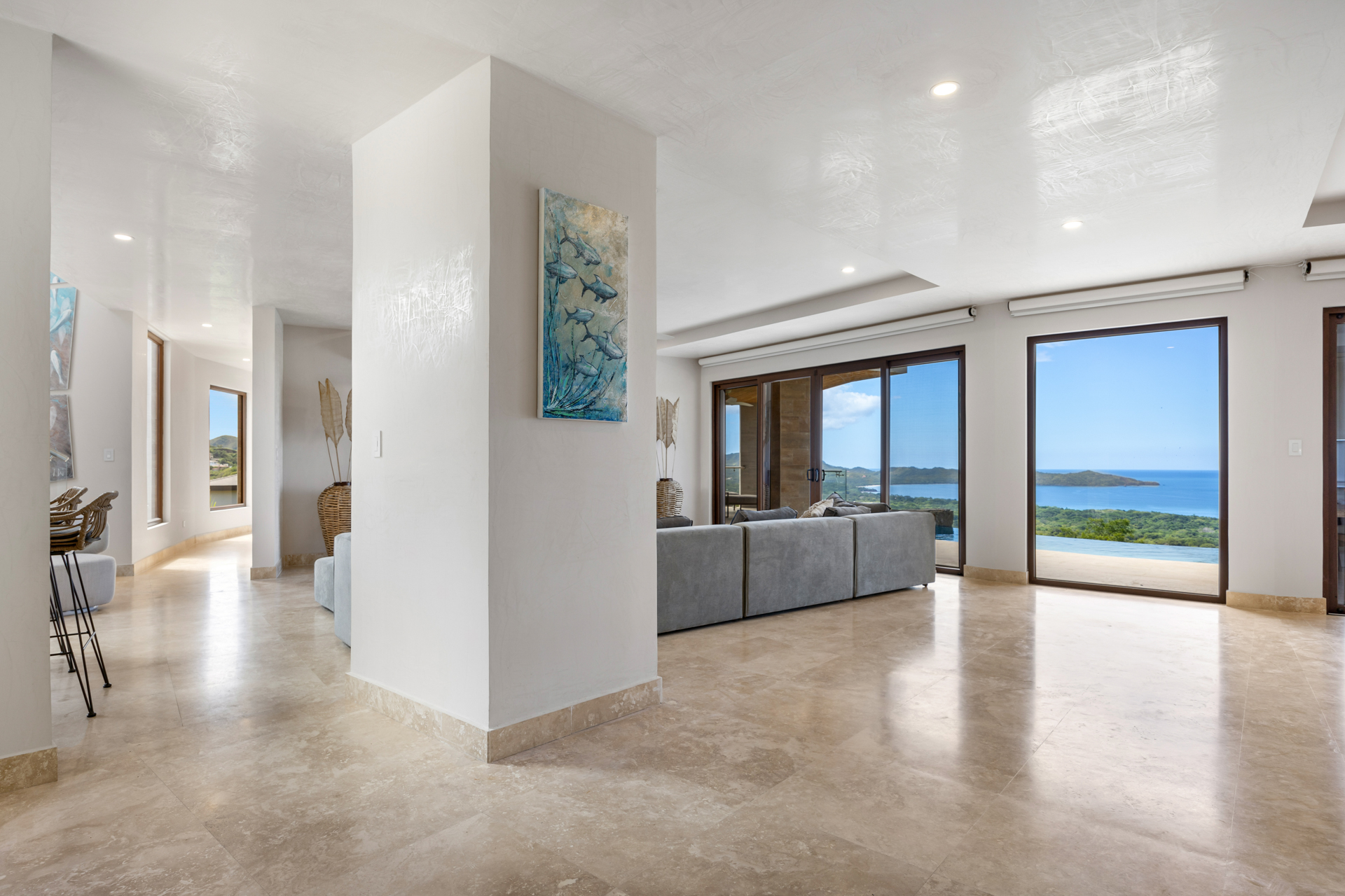En Venta: Flamingo House ¡Viva el Lujo Frente al Mar!