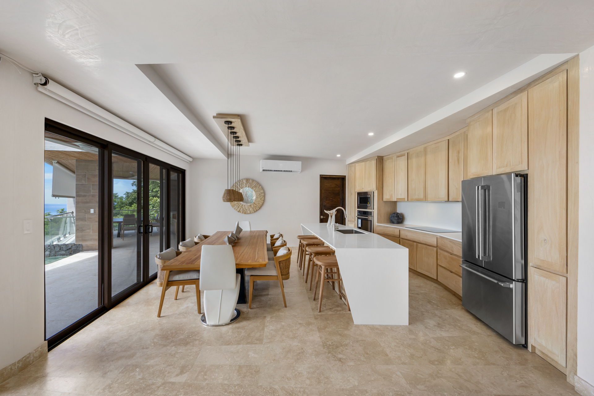 En Venta: Flamingo House ¡Viva el Lujo Frente al Mar!