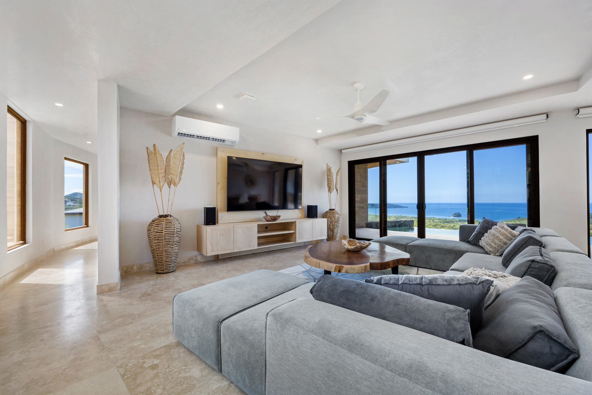 En Venta: Flamingo House ¡Viva el Lujo Frente al Mar!