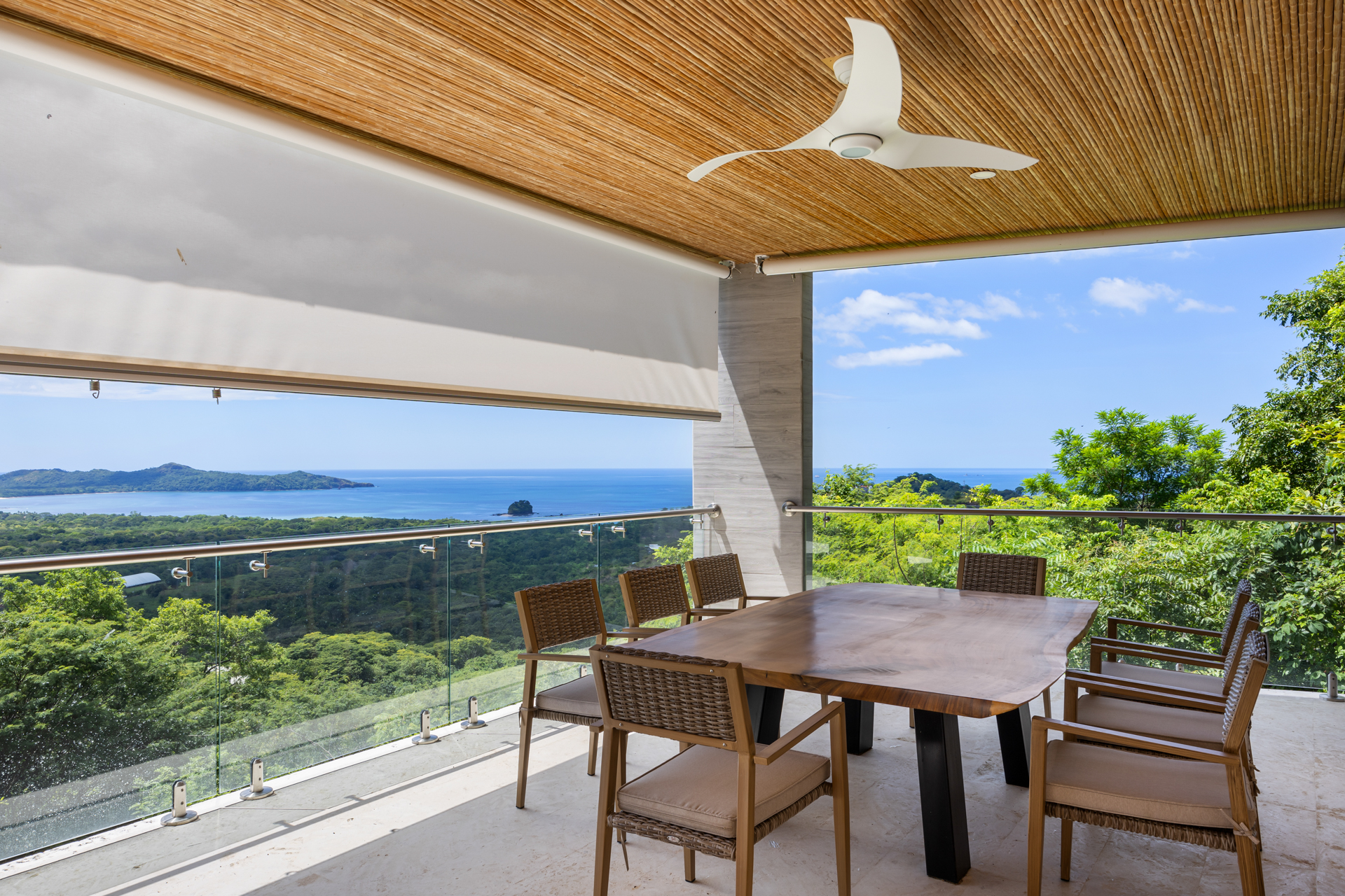 En Venta: Flamingo House ¡Viva el Lujo Frente al Mar!
