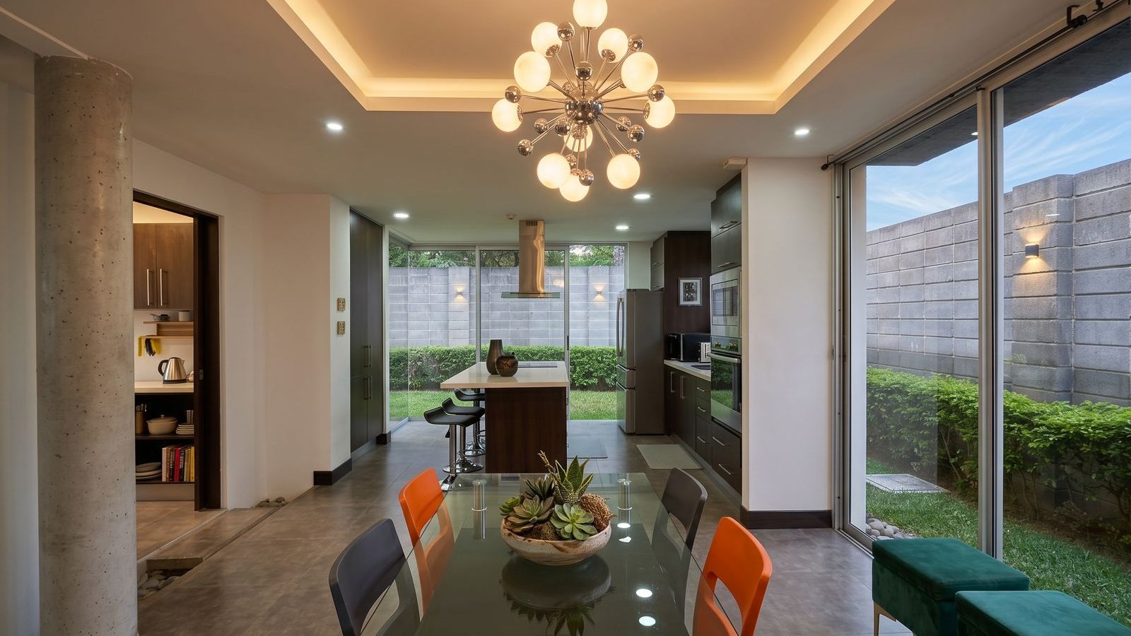 Casa de 2 niveles con jardín privado en La Guácima, Costa Rica