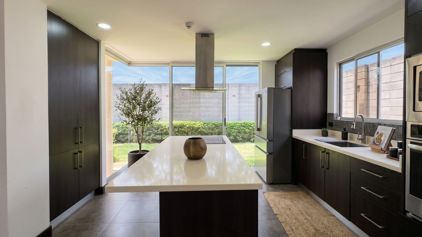 Casa de 2 niveles con jardín privado en La Guácima, Costa Rica
