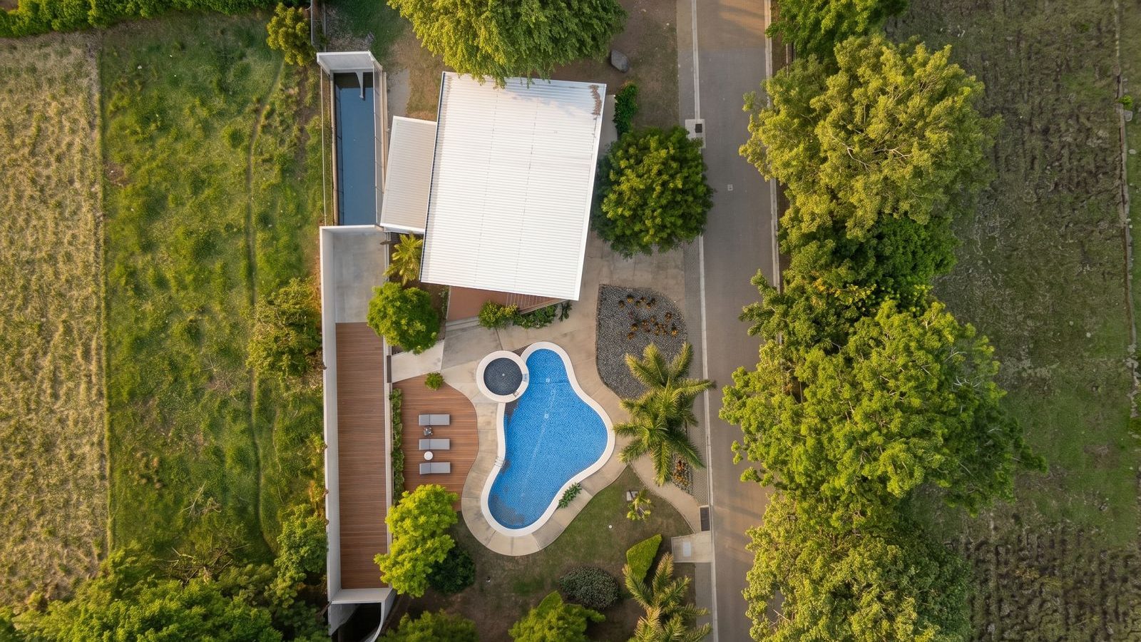 Casa de 2 niveles con jardín privado en La Guácima, Costa Rica