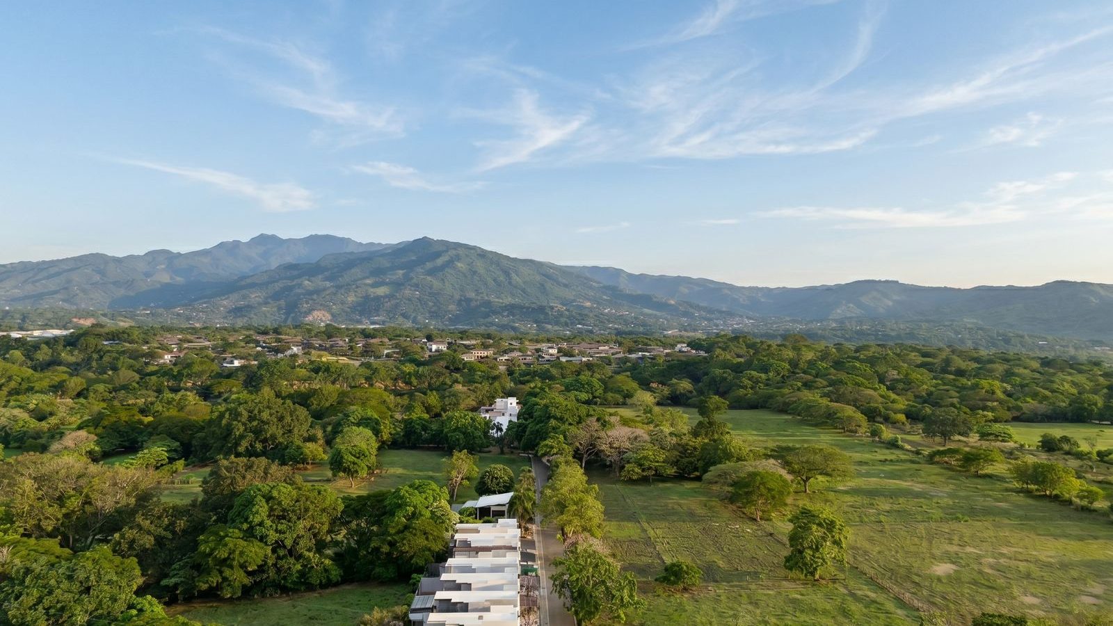 Casa de 2 niveles con jardín privado en La Guácima, Costa Rica