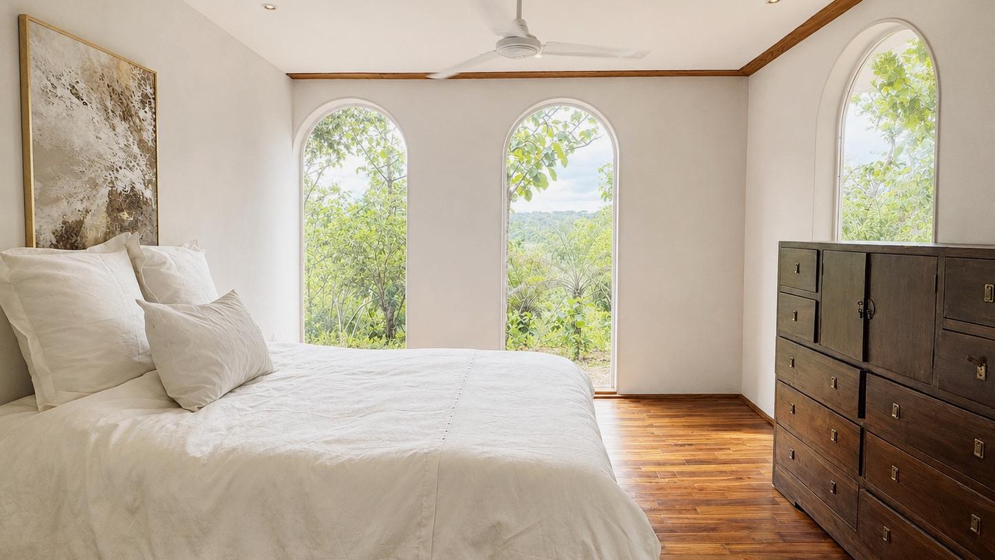 Dormitorio con vista a la vegetación circundante