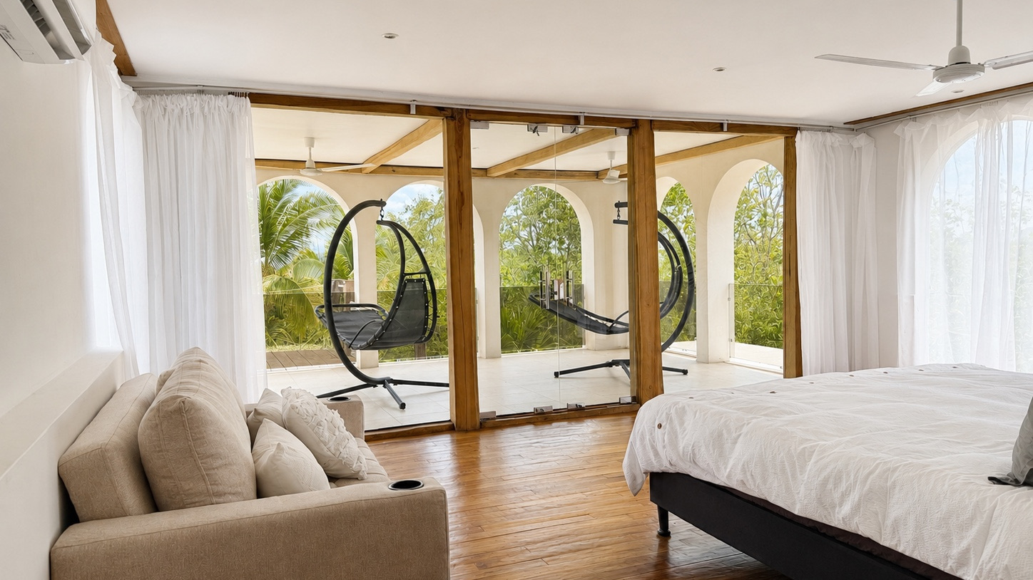 Dormitorio con salida a terraza cubierta