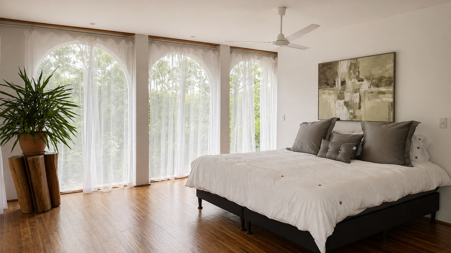 Dormitorio principal con ventanales en arco