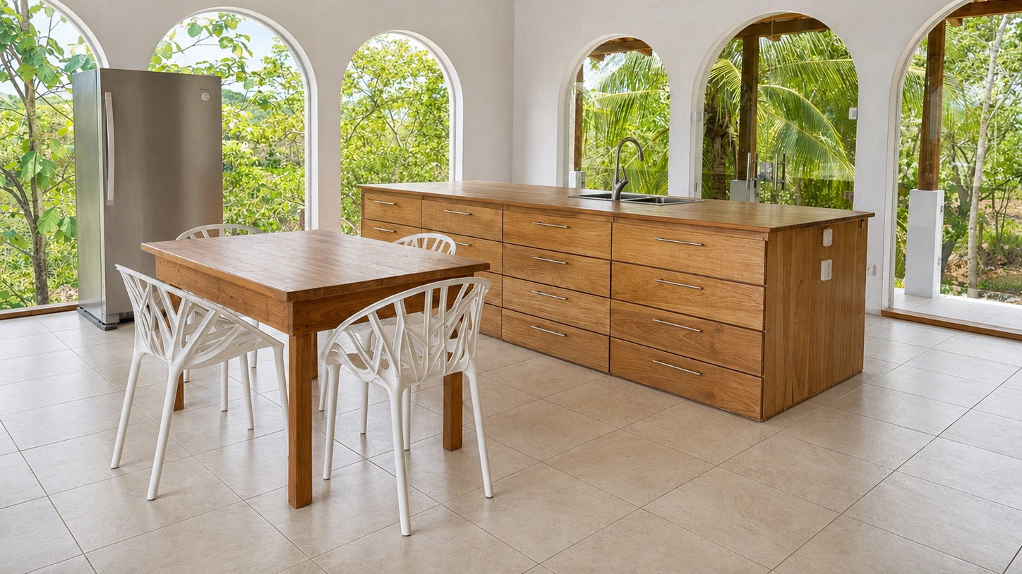 Cocina en madera con arcos hacia el jardín