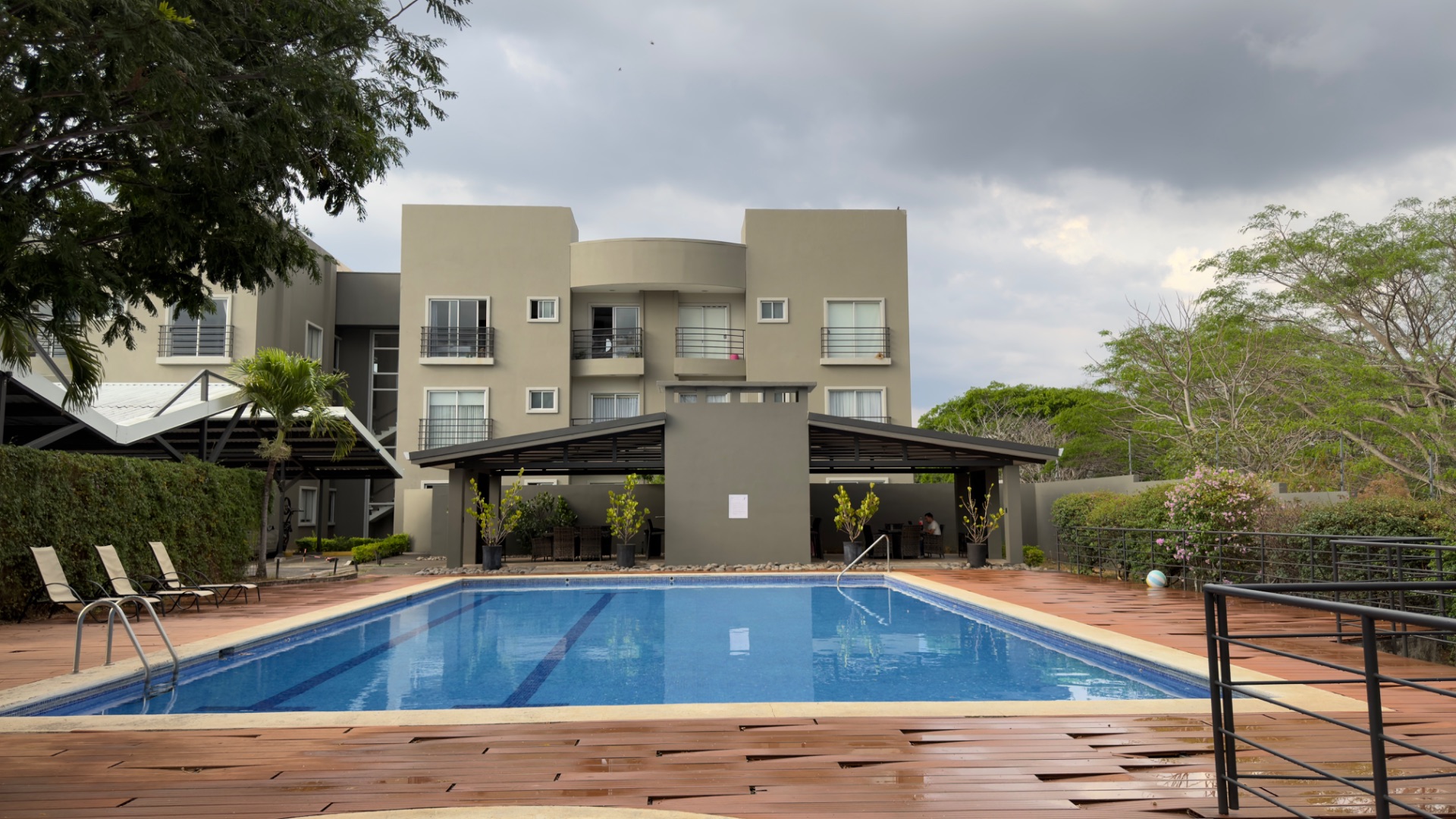 Apartamento en Planta Baja con Terraza Privada en La Guácima