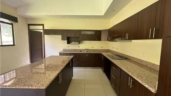 Casa en alquiler con patio privado en Hacienda Los Reyes, Costa Rica