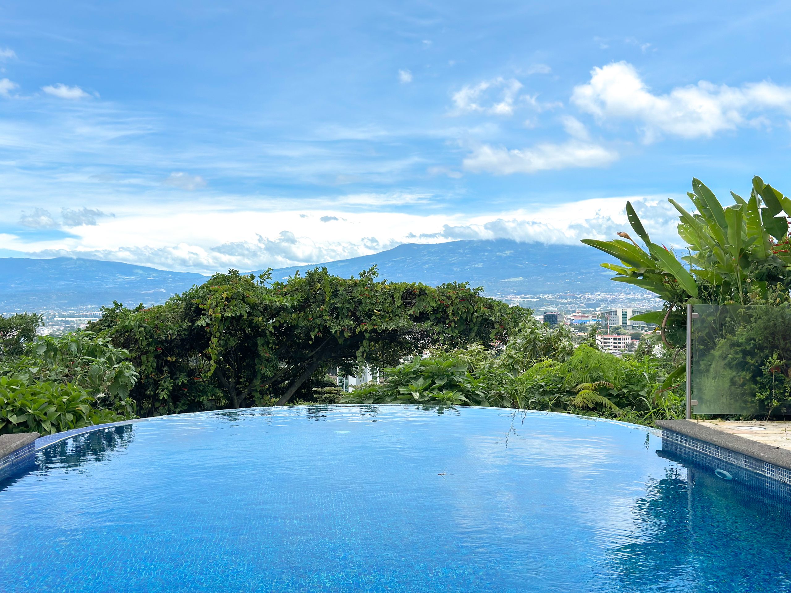 Lujoso Penthouse con Piscina en San Rafael de Escazú