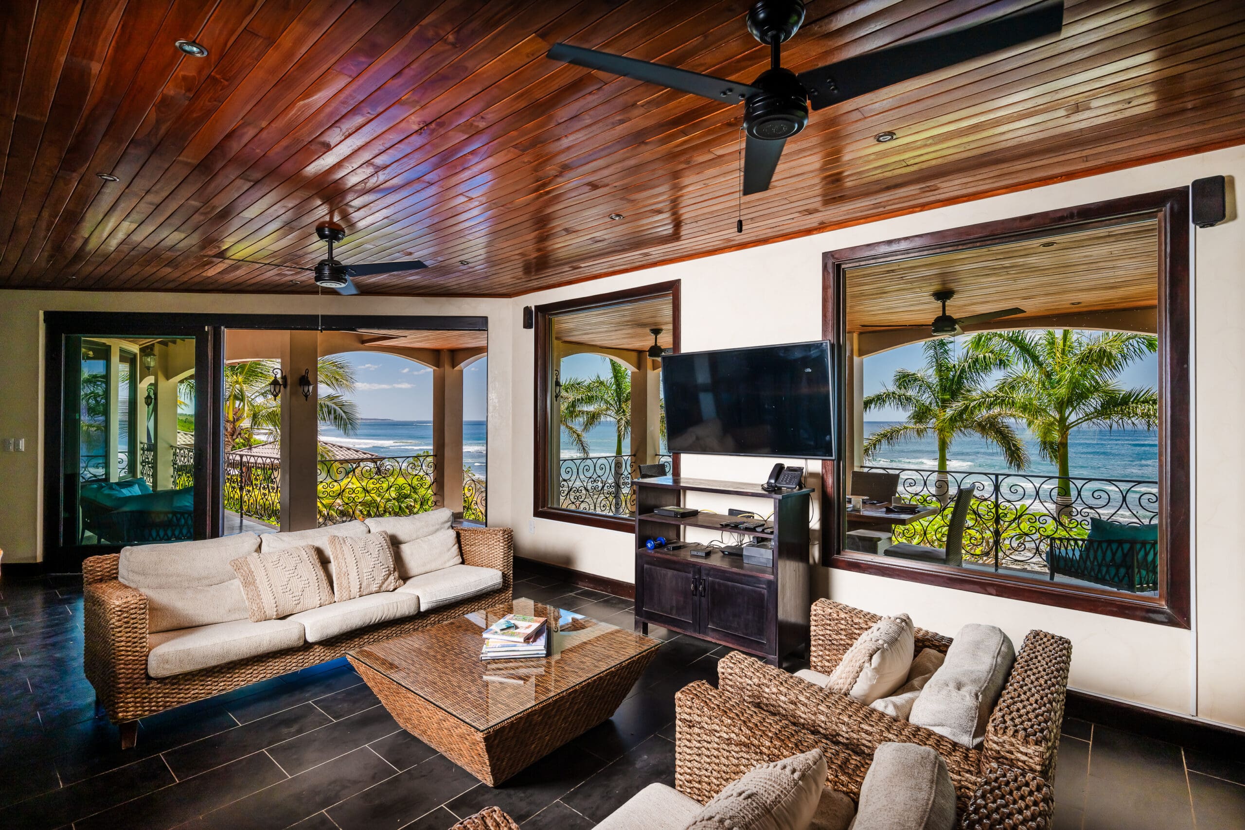 Lujosa villa frente al mar en venta. Playa Negra Guanacaste