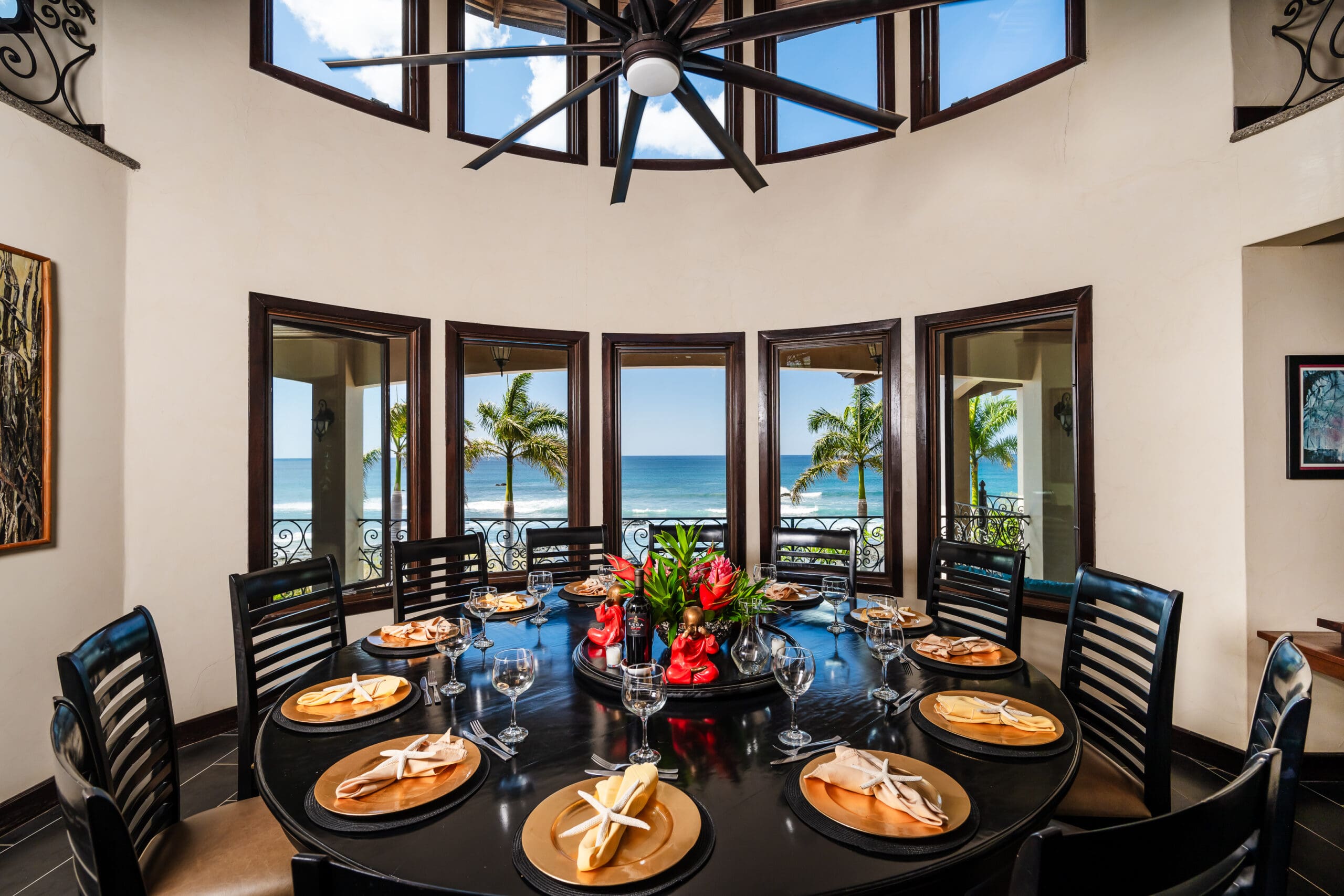 Lujosa villa frente al mar en venta. Playa Negra Guanacaste