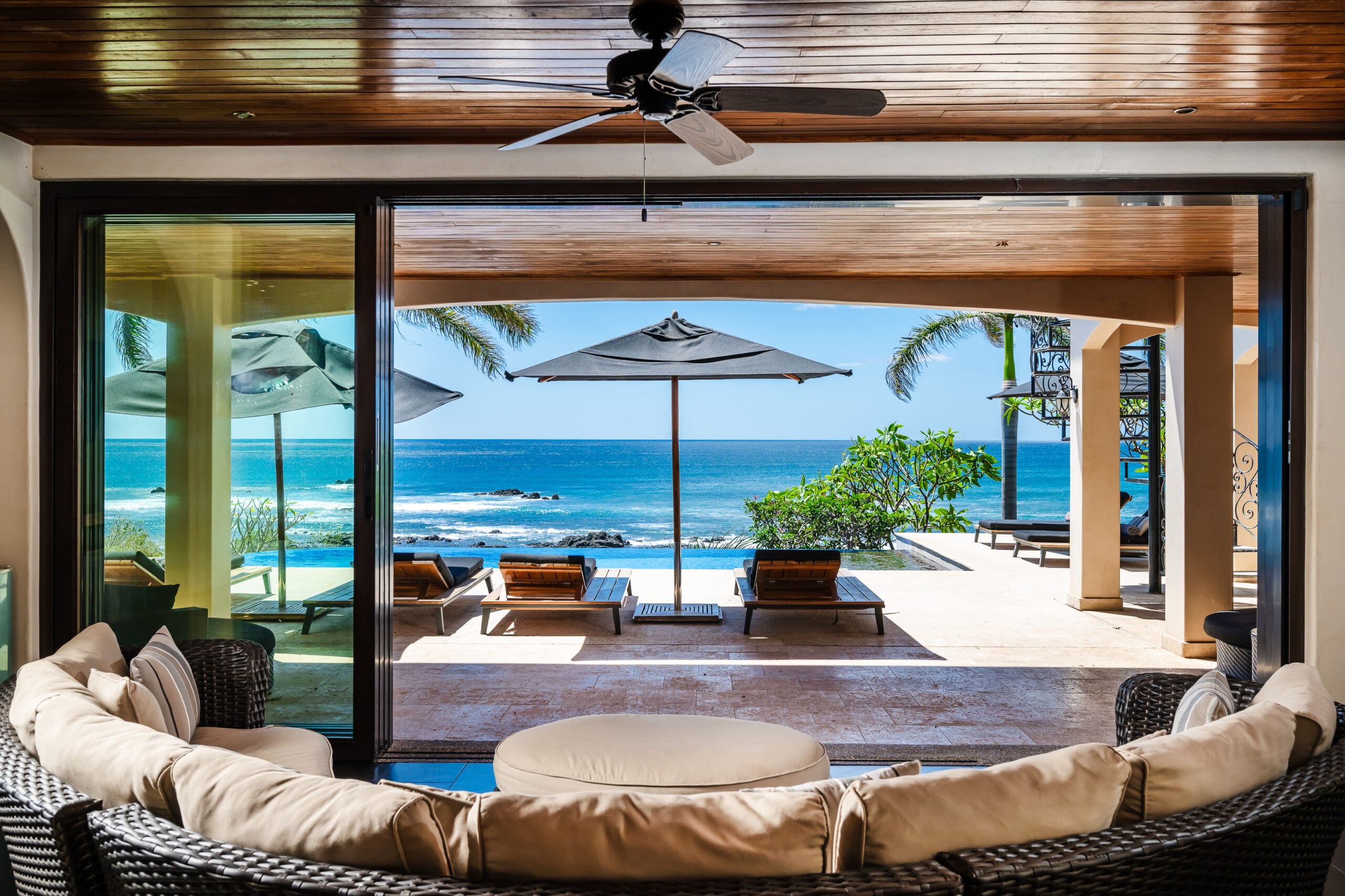 Lujosa villa frente al mar en venta. Playa Negra Guanacaste