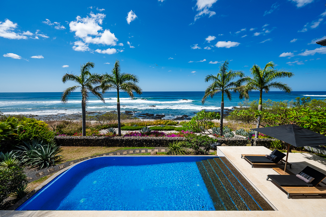 Lujosa villa frente al mar en venta. Playa Negra Guanacaste