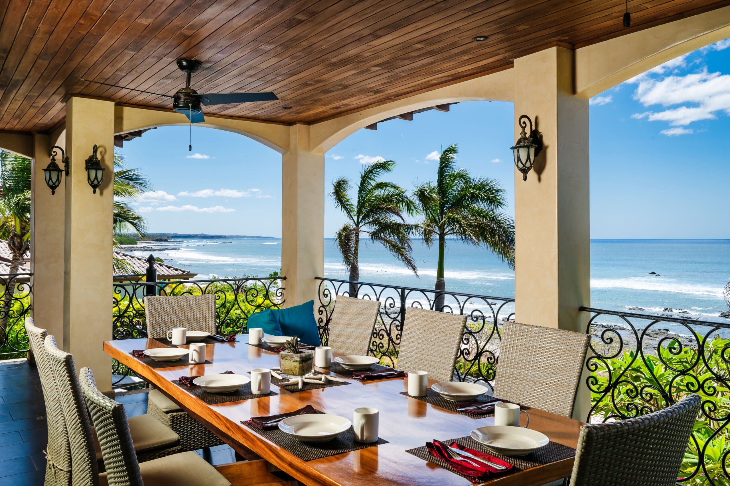 Lujosa villa frente al mar en venta. Playa Negra Guanacaste
