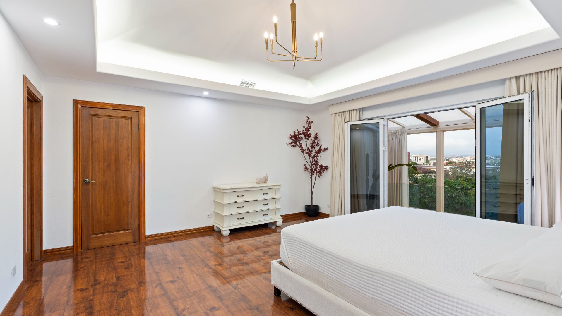 Residencia de Lujo con Impresionantes Vistas a la Ciudad | Cerro Alto, Escazú