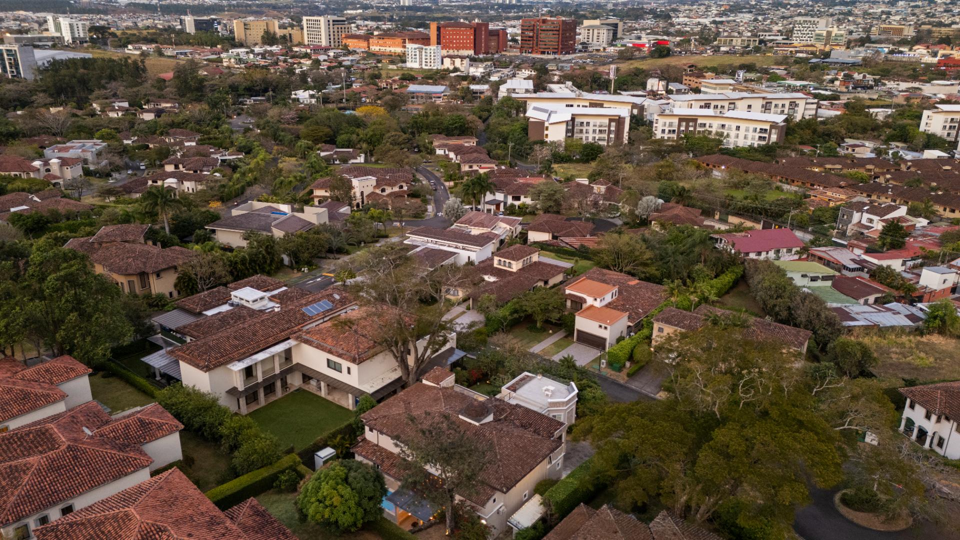 Residencia de Lujo con Impresionantes Vistas a la Ciudad | Cerro Alto, Escazú